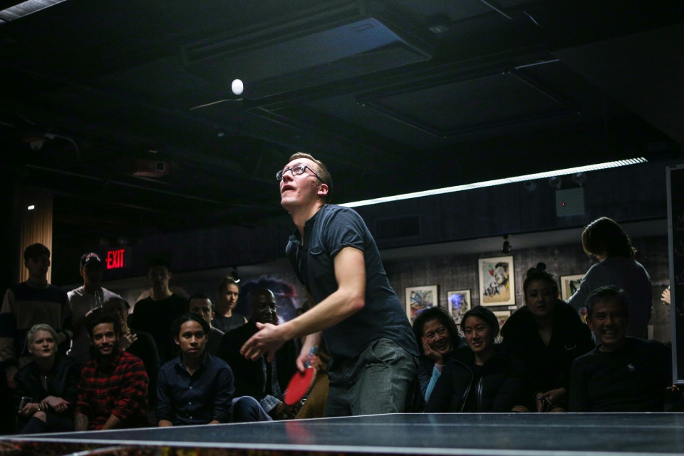 Juego de ping pong en bar
